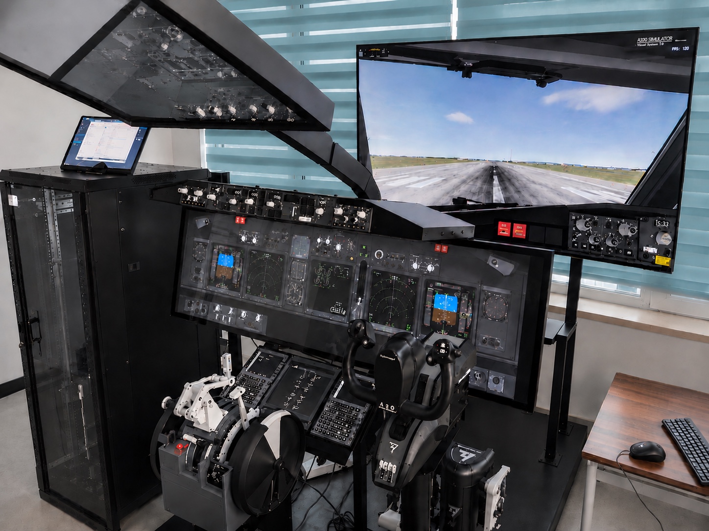 B737NG IPT trainer viewed from the front quarter